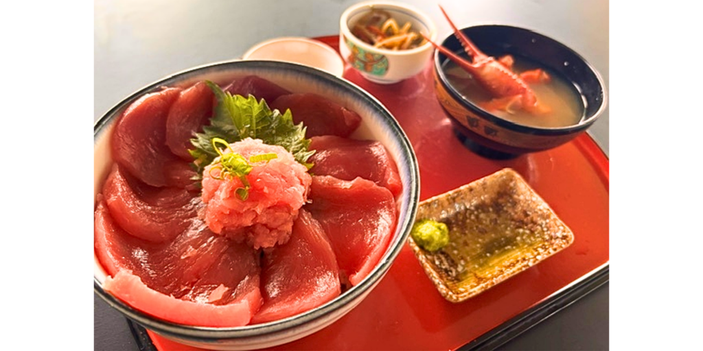 マグロをたっぷり盛り付けたマグロ丼と鉄砲汁。