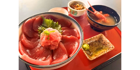 マグロをたっぷり盛り付けたマグロ丼と鉄砲汁。