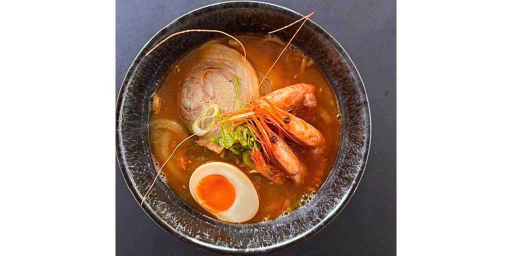 えび、チャーシュー、煮卵などを盛り付けたえび味噌ラーメン。