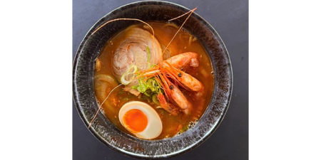 えび、チャーシュー、煮卵などを盛り付けたえび味噌ラーメン。